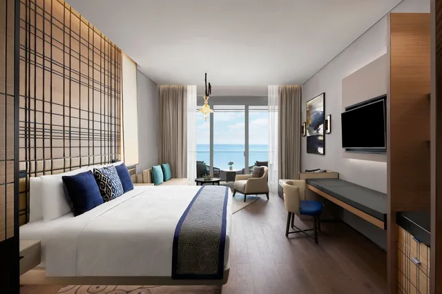 غرفة ديلوكس بانورامية بسرير كينج بإطلالة على البحر بشرفة مع أريكة، JW Marriott Hotel Istanbul Marmara Sea 1/4
