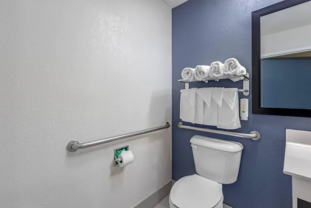 غرفة بسريرين مزدوجين لذوي الإعاقة، Quality Inn & Suites Edgefield, SC 5/6