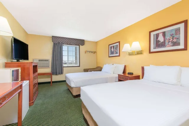 غرفة بسريرين مزدوجين، Days Inn By Wyndham Great Bend 1/2