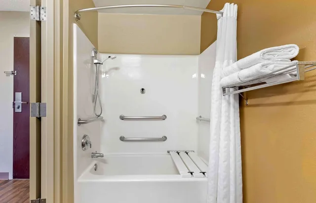 Room, King Bed, Kitchen, Accessible, Studio 6 Extended Stay Sacramento Arden Way CA 5/7