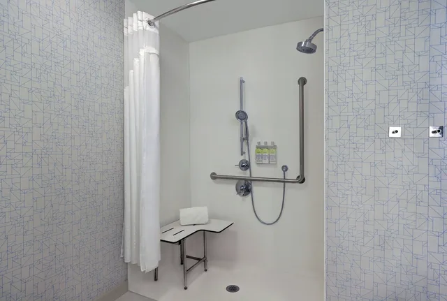 غرفة قياسية بسرير كينج لذوي الإعاقة، Holiday Inn Express Kingston West 3/3
