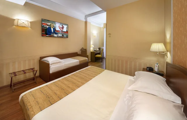 غرفة ثلاثية بسرير كوين وسرير فردي، Lancaster Hotel 8/10