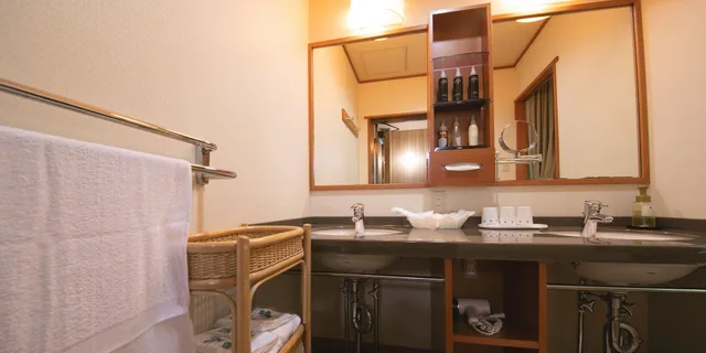 غرفة فاخرة بسريرين منفصلين وفرشتي فوتون بغرفتي نوم للمدخنين، Iwakuni Kokusai Kanko Hotel 3/3