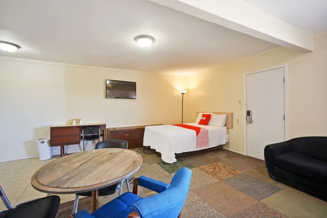 3 Full Bed with Kitchenette، OYO Alpine TX near Big Bend National Park 3/4