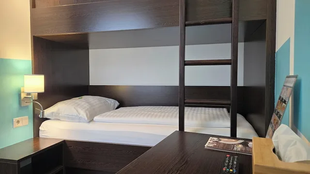 غرفة بسريرين منفصلين وأسرّة بطابقين وسرير بطابقين، Hotel Konig 1/6