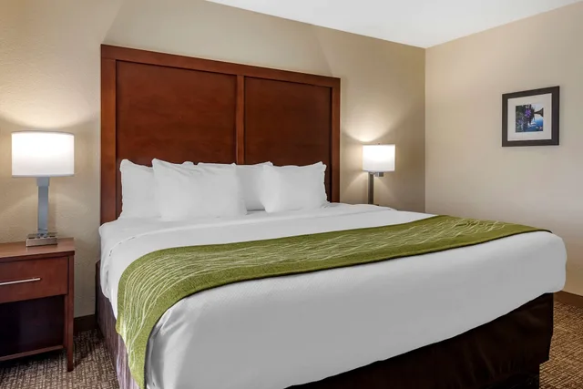 جناح بسرير كينج وسرير كوين مع أريكة، Comfort Inn Suites Pueblo 5/8