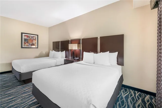 غرفة بسريرين كوين بحوض استحمام لذوي الإعاقة، Best Western Plus Eastgate Inn & Suites 1/5
