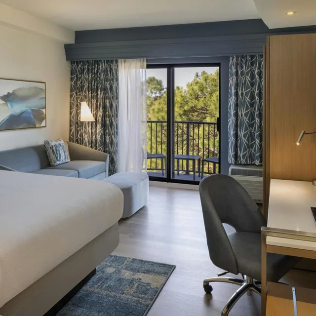 غرفة بسرير كينج بشرفة مع أريكة، Courtyard by Marriott Sandestin at Grand Boulevard 8/11