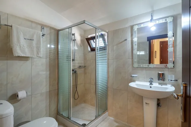 غرفة ثلاثية بسرير مزدوج وسرير فردي، Toti Boutique Rooms 6/6