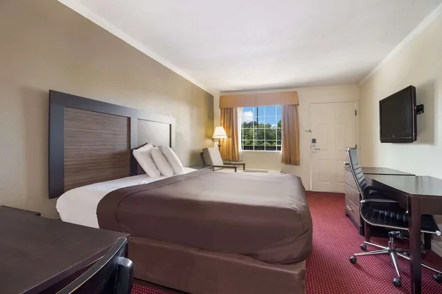 غرفة قياسية بسرير كينج، Suburban Studios Florence I-95 1/4