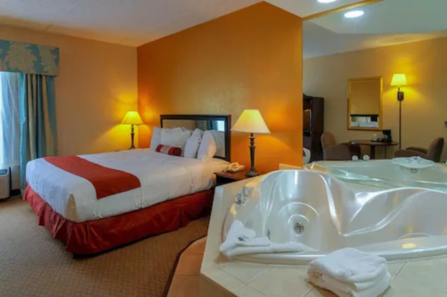 جناح بسرير كينج بجاكوزي، Hotel M Mount Pocono 1/10
