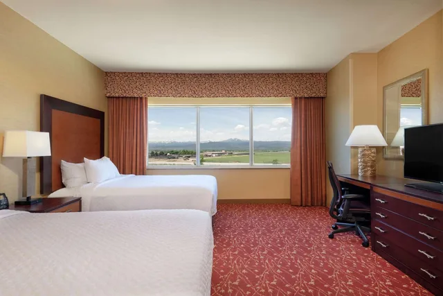 غرفة بسريرين كوين بإطلالة على الجبل، Embassy Suites by Hilton Loveland Hotel Conference Center and Spa 1/3