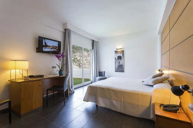غرفة ديلوكس بسرير مزدوج بشرفة بحوض جاكوزي، Palladium Hotel Cala Llonga - Adults Only 1/8