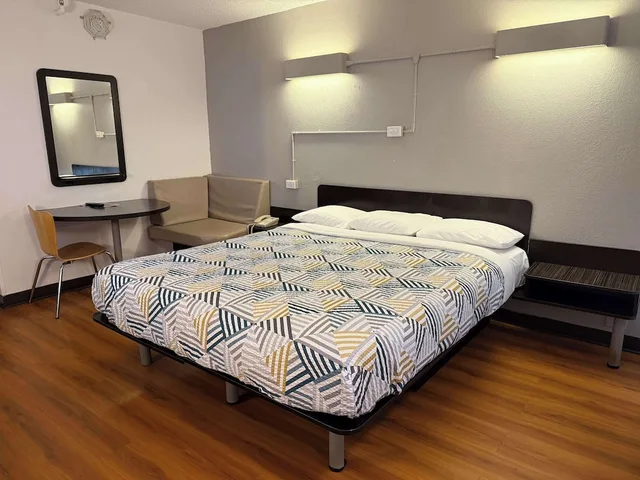Standard, King Bed, Smoking, Accessible, Motel6 Joliet, IL - I-80 2/5