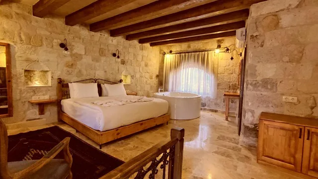 غرفة بسرير كوين بجاكوزي، Dervish Cave House 1/10