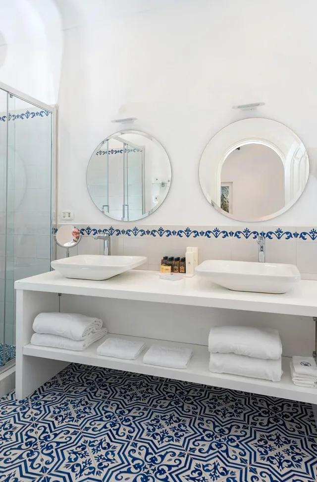جناح بسرير كينج وسرير فردي بإطلالة على البحر بشرفة، Le Agavi Hotel 8/10