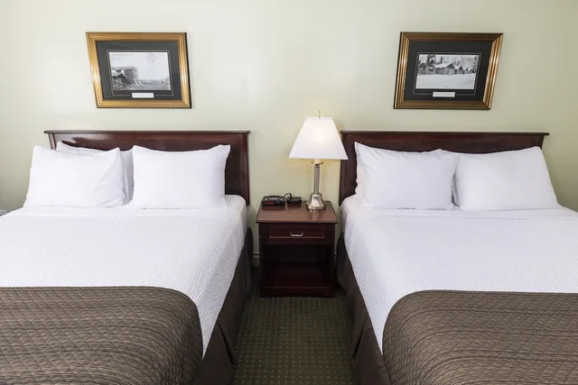 غرفة قياسية بسريرين كوين للمدخنين، Quality Inn & Suites Whitecourt 3/9