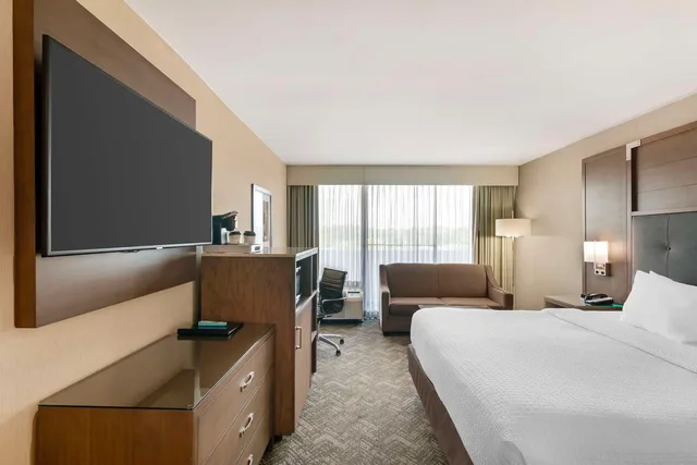 غرفة بسرير كينج لذوي الإعاقة، Best Western Plus Kansas City Sports Complex Hotel 2/3