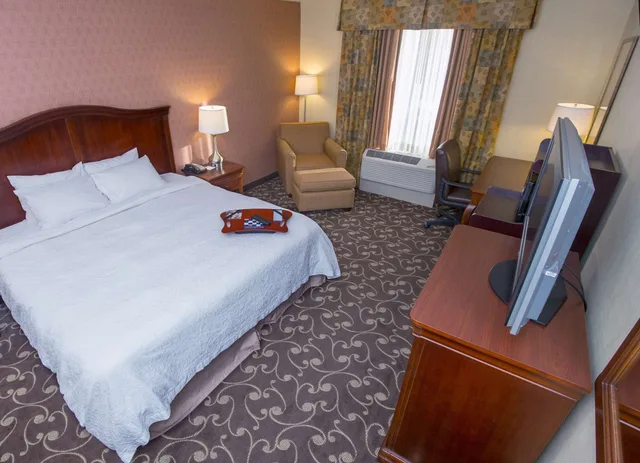 استوديو بسرير كينج مع أريكة، Hampton Inn Brattleboro 1/3