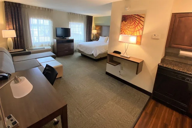 جناح استوديو بسرير كوين بمطبخ لذوي الإعاقة، Staybridge Suites Great Falls 1/4