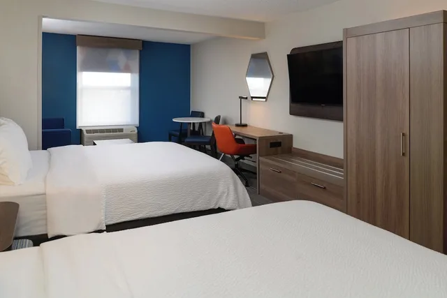 جناح بسريرين كوين مع أريكة بمطبخ صغير، Holiday Inn Express Hotel And Suites Marysville 1/7