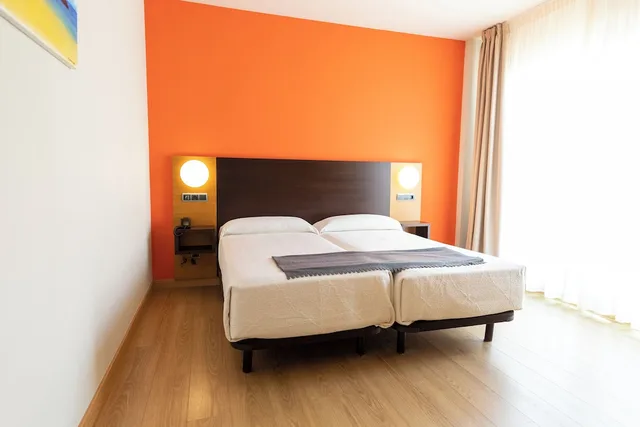 غرفة ديلوكس بسريرين منفصلين بإطلالة على الشاطئ، Maritimo Ris Hotel and Apartments 6/8
