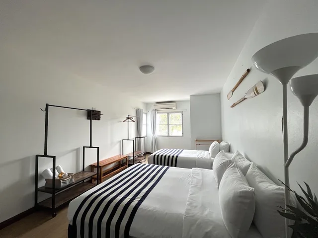 غرفة ثلاثية بسرير كوين وسرير فردي، Nautical Home Bed & Breakfast Khaolak 4/7