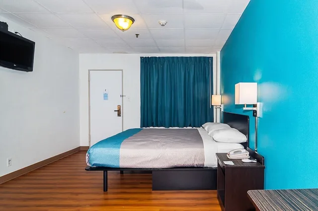 غرفة قياسية بسرير كوين للمدخنين، Motel6 Elmsford, NY - White Plains 3/10