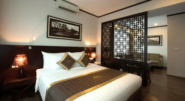 جناح جونيور بسرير كينج، Thang Long Opera 1/2
