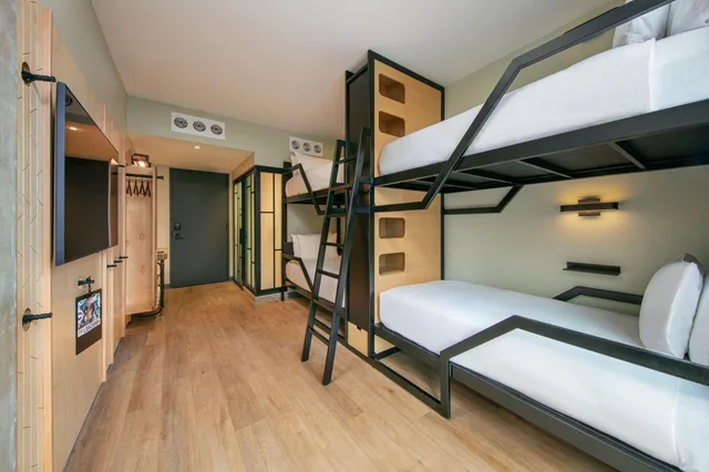 غرفة قياسية رباعية، Moxy Brooklyn Williamsburg 2/4