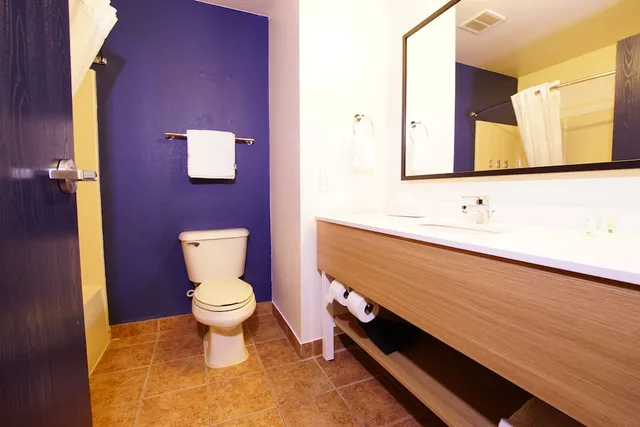 جناح بسرير كينج مع أريكة، Quality Inn & Suites Georgetown - Seaford 4/6