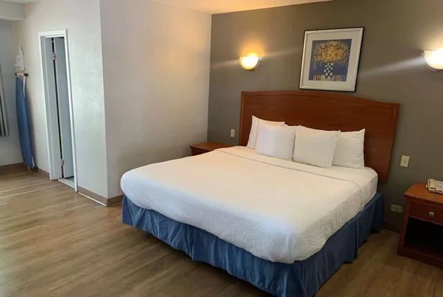 غرفة قياسية بسرير كوين للمدخنين، Days Inn by Wyndham Elmsford / White Plains 1/4