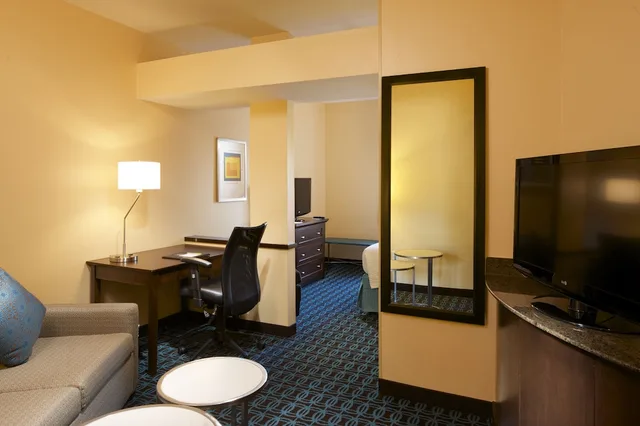 جناح بسرير كينج مع أريكة، Fairfield Inn Suites Houston Intercontinental Airport 2/3