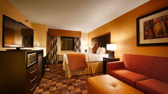 جناح بسرير كينج مع أريكة، Best Western Plus Whitewater Inn 1/2