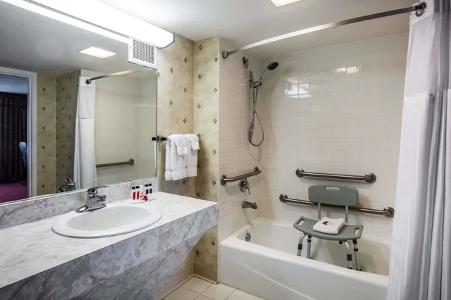 غرفة بسرير كينج لذوي الإعاقة، Ramada by Wyndham Ligonier 1/4