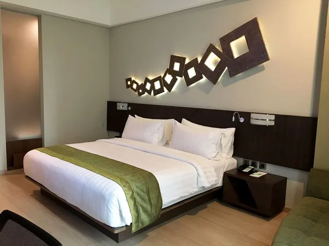 غرفة قياسية بسرير كينج بإطلالة على المدينة بحوض استحمام، Holiday Inn Cikarang Jababeka 4/10