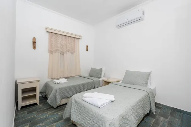 غرفة غراند رباعية بسرير كوين وسريرين منفصلين، Kefi Beach And Suites 4/10