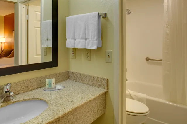 غرفة قياسية بسرير كينج، Clarion Pointe Biltmore Village 5/7