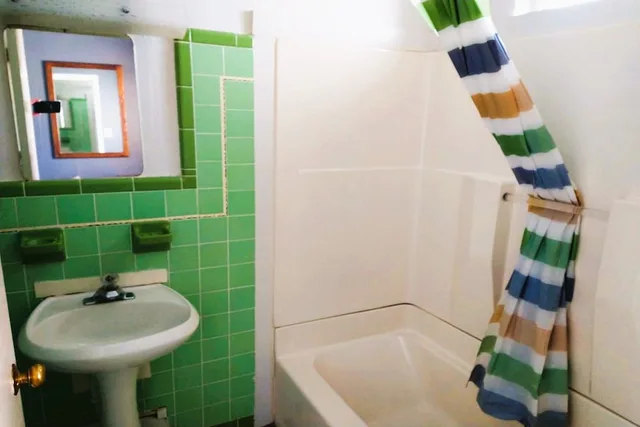 غرفة بسرير كوين بمطبخ صغير، Love Hotels Desert Inn & RV at Boysen Wind River WY 2/3