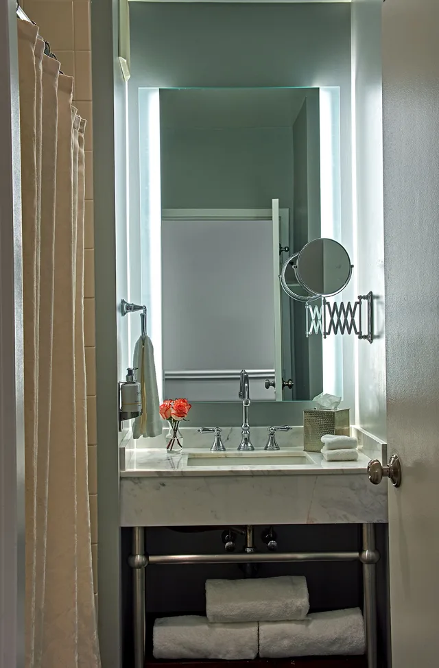 Newport, Guest Room, Deluxe, King Bed، Viking Hotel 4/4