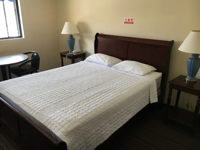 Room, Queen Bed, Harmon Loop Hotel 3/7