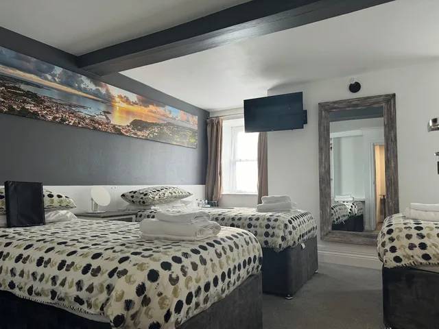 غرفة قياسية ثلاثية بثلاثة أسرّة في الطابق الأرضي، St George's Guesthouse 1/5