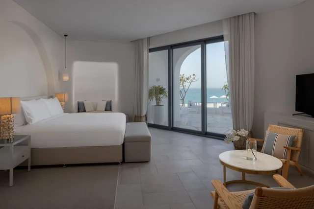 غرفة بسرير كينج بإطلالة على البحر، Anantara Retreat Santorini Abu Dhabi - Adults Only 1/5