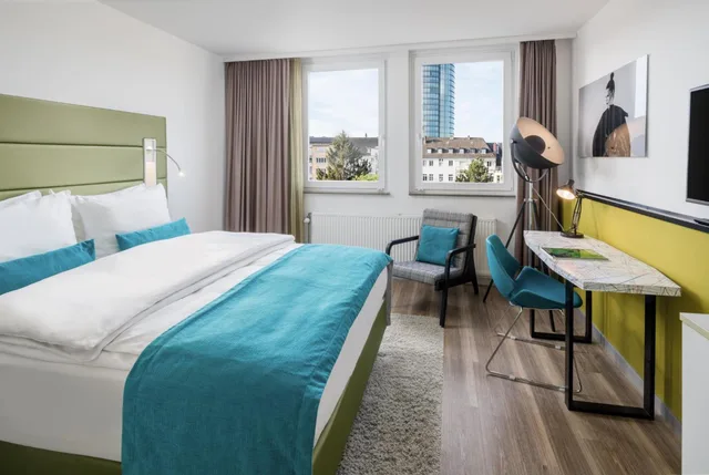 غرفة قياسية بسرير كينج وسرير كوين بإطلالة على الحديقة، Hotel Indigo Duesseldorf Victoriaplatz 1/10