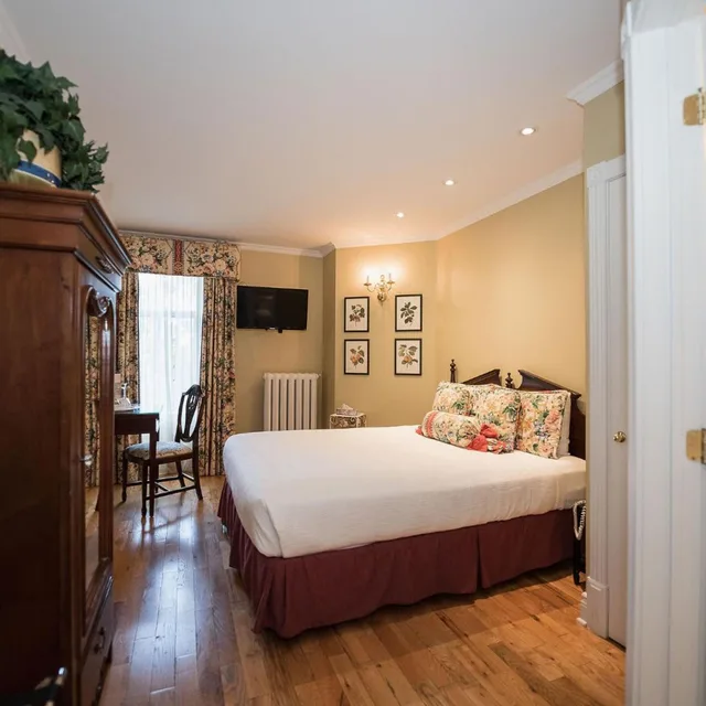 غرفة قياسية بسرير كينج وسرير كوين، Manoir Sherbrooke 3/10