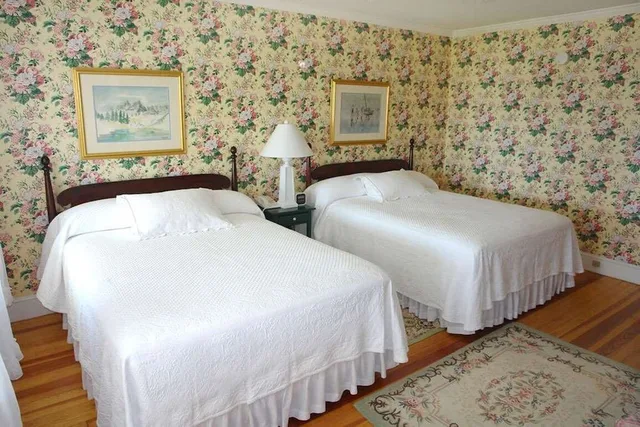 Garden, Queen Bed, The Colony Hotel 1/10