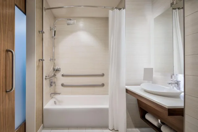 غرفة ديلوكس بسريرين كوين بحوض استحمام لذوي الإعاقة، The Westin Dallas Downtown 3/5
