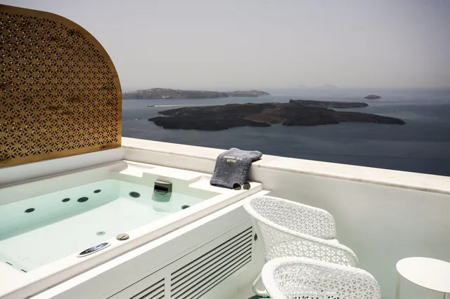 جناح بحوض جاكوزي، Andronikos Santorini 4/5
