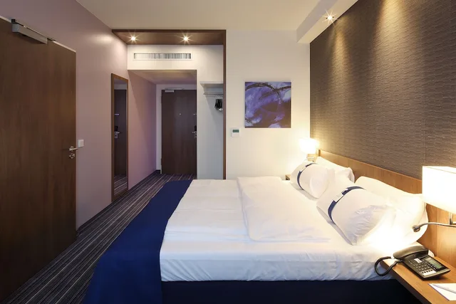 غرفة قياسية بسرير كوين لذوي الإعاقة، Holiday Inn Express Friedrichshafen 1/10