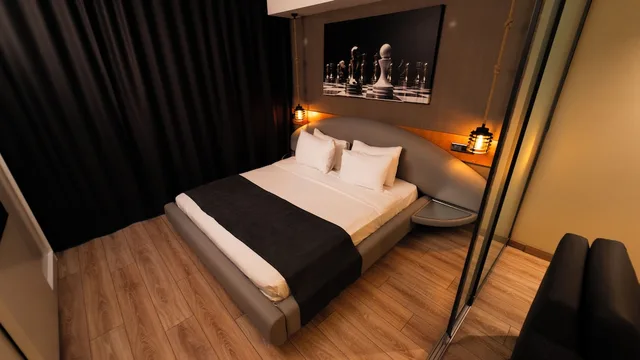 غرفة ديلوكس بسرير كينج وسرير كوين مع أريكة، Mas Suites Nisantasi 3/5